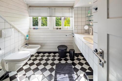 a bathroom with a black and white checkered floor at Ferienhaus Schotten in Schotten