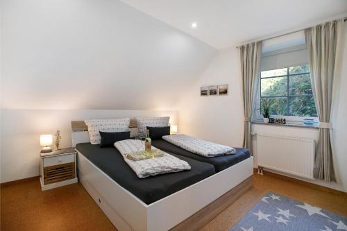a bedroom with two beds and a window at Kleine Nock in Burg