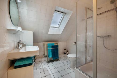 a bathroom with a shower and a sink and a toilet at Ferienwohnung 2 Soltau in Soltau