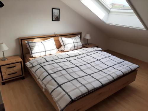 a bedroom with a bed and a skylight at Fewo beim Schmied Straßkirchen in Vogtareuth