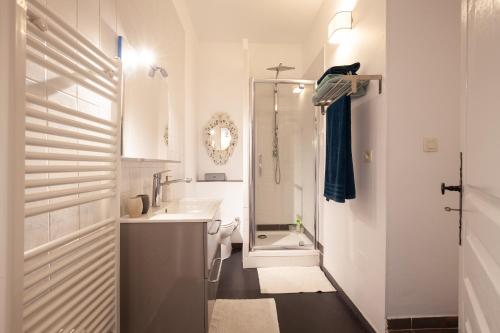 a bathroom with a shower and a sink and a toilet at Logement de charme les Araucarias in La Garde