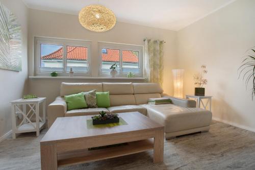 ein Wohnzimmer mit Sofa und Couchtisch in der Unterkunft Ferienwohnung Bleichen in Stralsund