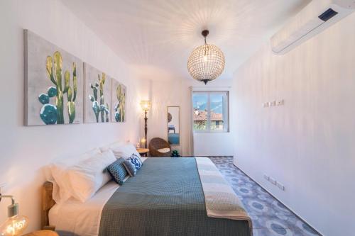 a bedroom with a large bed in a room at Casa Royale Appartamento Terra in Lierna