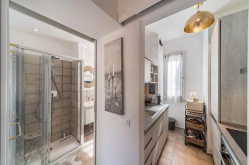 a kitchen with a glass door leading to a bathroom at Casa Royale Appartamento Terra in Lierna