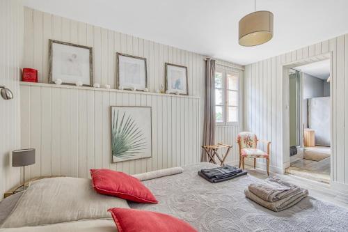 a bedroom with a bed with red pillows on it at Échappée Bel in Arveyres