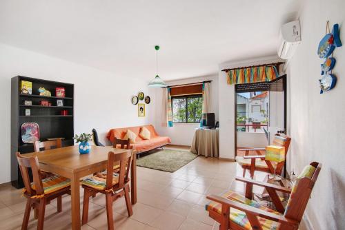 a living room with a table and chairs at Beach House-5 Minutos a pé da praia in Manta Rota
