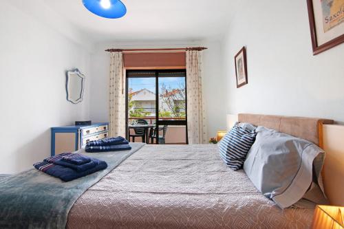 a bedroom with a bed with two pillows on it at Beach House-5 Minutos a pé da praia in Manta Rota