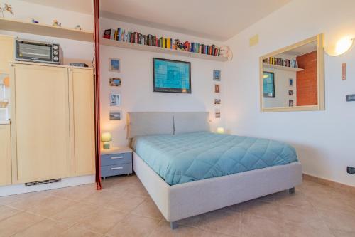 a bedroom with a bed in a room at Casa Verdeblu in Porto Azzurro