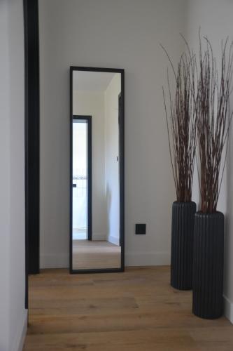 a mirror in a room with two vases at Ferienwohnung An Der Dorfkirche in Vipperow