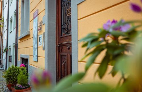 a building with a door and flowers on a street at Alte Konditorei in Lindau