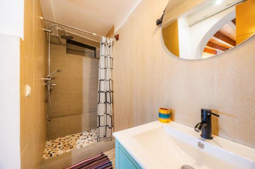 a bathroom with a sink and a shower at Eliasneil in Andratx