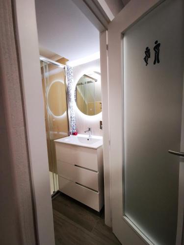 a bathroom with a sink and a mirror at Apartamento ms in Campo Maior