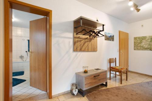 ein Badezimmer mit Dusche, Waschbecken und Tisch in der Unterkunft Ferienwohnung Hönneblick in Balve