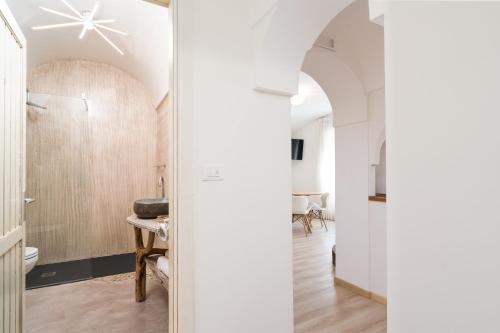a bathroom with a shower and a toilet in a room at Giojas125- Monolocale per 2 persone in Orosei