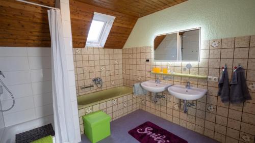 a bathroom with two sinks and a bath tub at Schwarzwaldferienwohnung Oberle in Todtnau