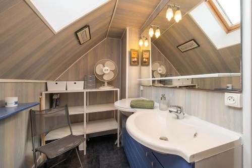 a bathroom with a sink and a mirror at L'idéal, wifi, proche mer et Vannes in Noyalo