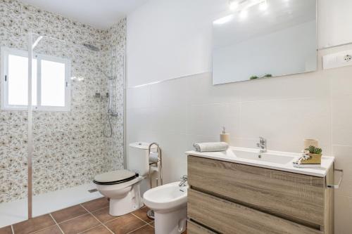a bathroom with a toilet and a sink and a shower at Casa Pilar in Ronda