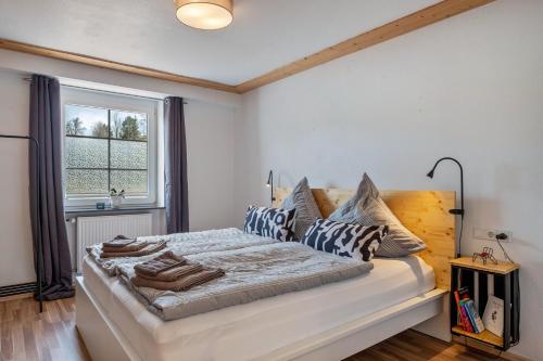ein Schlafzimmer mit einem Bett mit Kissen und einem Fenster in der Unterkunft Rudemsmännchen in Eisenbach