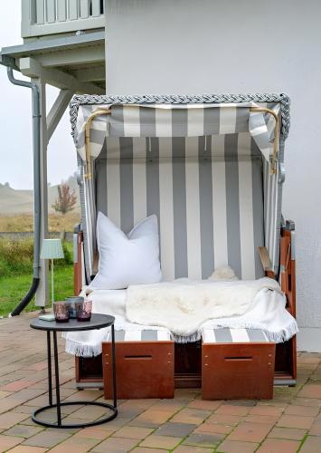an outdoor bed with a table on a patio at Taun Hövt in Groß Zicker