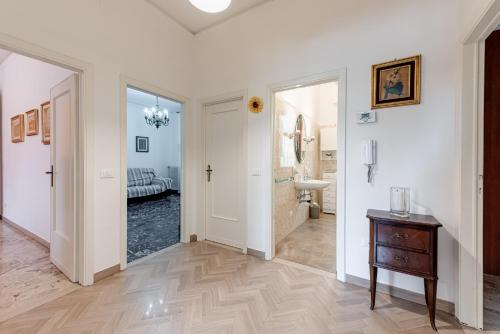 a hallway with a door leading to a bathroom at Depandance Resort in Borgo San Lorenzo