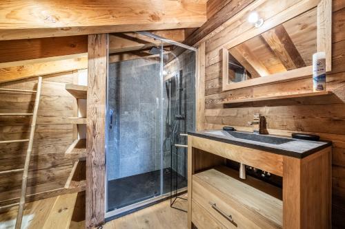 a bathroom with a sink and a shower at Superbe Duplex- Résidence Alpine in Arâches-la-Frasse