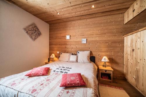 a bedroom with a bed with two pillows on it at Superbe Duplex- Résidence Alpine in Arâches-la-Frasse
