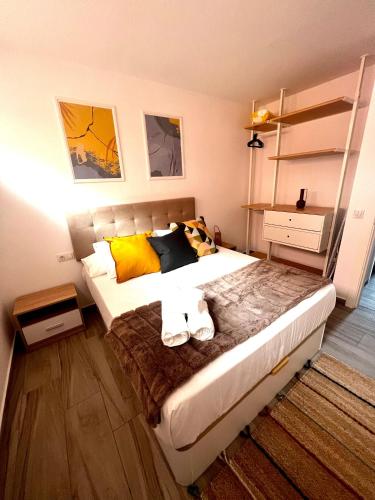 a bedroom with a bed with two towels on it at Bluebell L6 in Armeñime