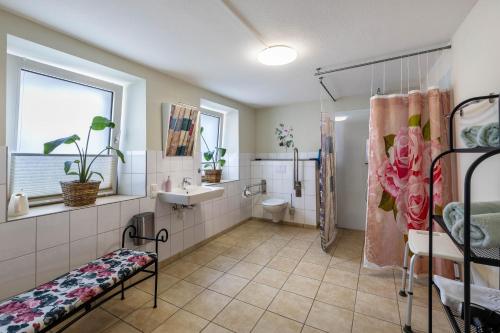 a bathroom with a sink and a toilet and a shower at Englisches Apartment in Kerken