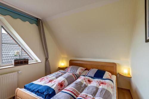 a bedroom with two beds and a window at Ferienhaus Beckerwitz in Beckerwitz