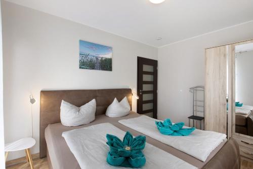 a bedroom with a large bed with blue flowers on it at Lifestyle Ferienhaus in Pouch