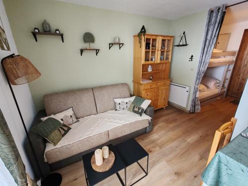 a living room with a couch and a table at Cœur des neiges in Bernex