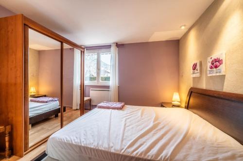 a small bedroom with a bed and a window at Appartement Bernex - 3 personnes in Bernex