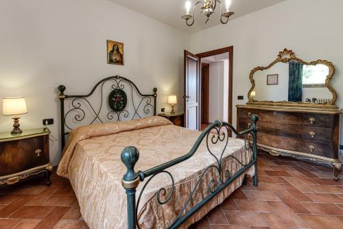 a bedroom with a bed and a dresser and a mirror at Il Cerro Appartamento Basic per due in Pelago