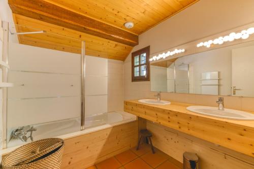 a bathroom with two sinks and a tub at Chalet La Darse Nature et Sérénité in Villard-Reculas