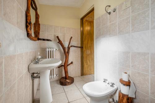 a bathroom with a sink and a toilet at Gufo in Pitigliano