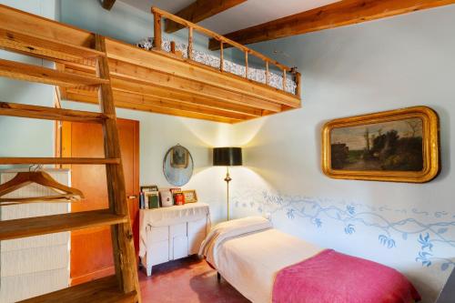a bedroom with a bunk bed and a ladder at Casica de Perintín in Ojós