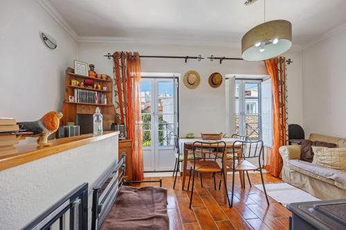 a kitchen and living room with a table and chairs at Burgau - A Casa dos Avós in Burgau