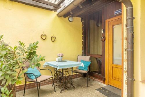 a table and chairs on the outside of a house at 1 Zimmer Ferienwohnung in Lohfelden