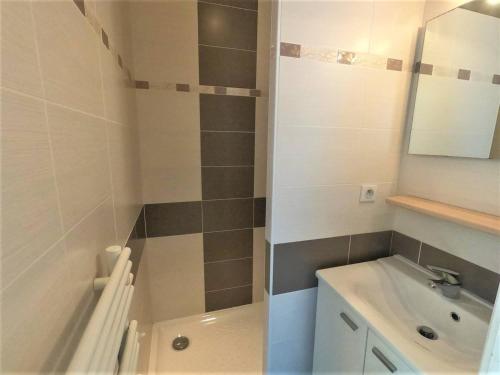 a bathroom with a sink and a bathtub and a sink at Maison du centre - ruelle calme in La Tranche-sur-Mer