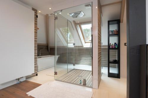 a bathroom with a glass shower and a sink at Chambre d'hôtes - Ty Castel in Ploeren