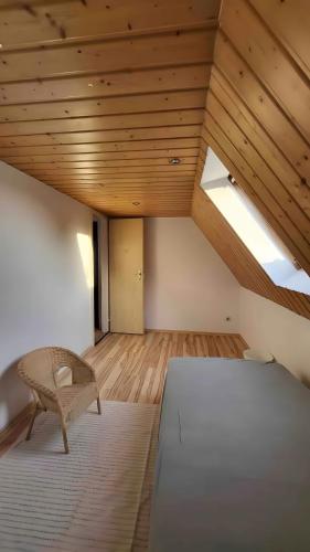 a bedroom with a bed and a wooden ceiling at Sommerlich bei den Sorben in Schmerlitz