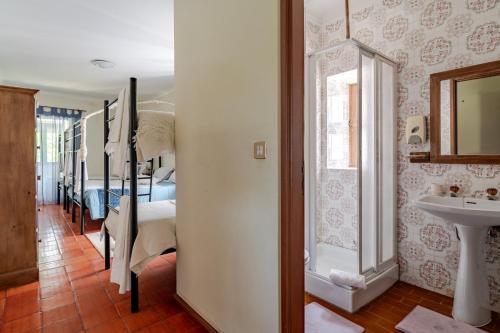 a room with a bedroom with a bed and a sink at Casa da Quinta da Castanheira in Cepões