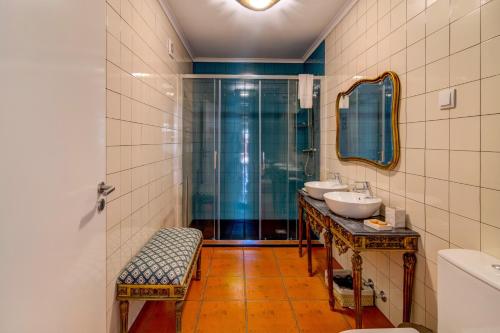 a bathroom with two sinks and a glass shower at Villa Oliva Al ii in Moncarapacho