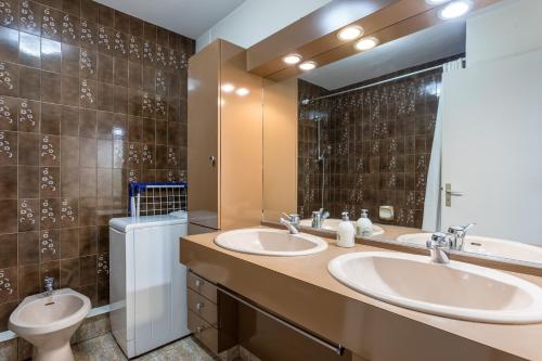 a bathroom with two sinks and a toilet at La Houle, appartement face mer in Les Sables-d'Olonne
