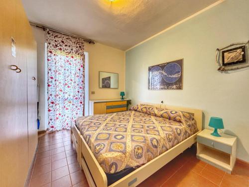 a bedroom with a bed and a window at Casa 3 Punta Negra in Stintino