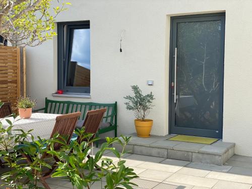 eine Haustür mit Tisch und Stühlen in der Unterkunft Albnest in Mössingen