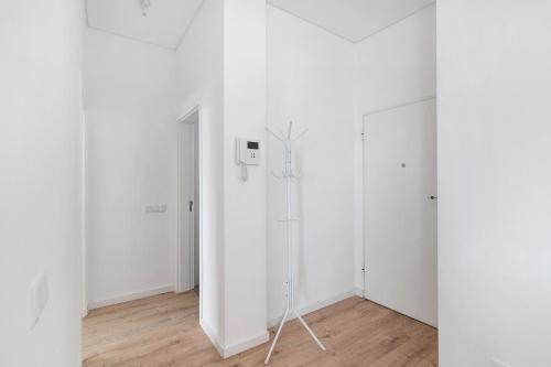 a white room with white walls and wooden floors at Formosa Home in Faro