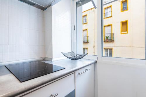 a kitchen with a sink and a window at Apartamento Coral in Vinarós