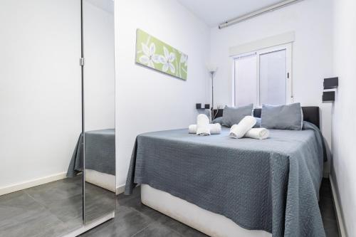 a bedroom with a bed and a mirror at Apartamento Coral in Vinarós