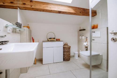 a bathroom with a tub and a toilet and a sink at Ferienwohnung Seeidyll am Wörthsee in Wörthsee
